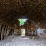 Varchiamo quindi l�ingresso dell�edificio per ritrovarci in una stanza...